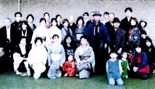 着物を着た子どもから大人まで幅広い世代の参加者集合写真