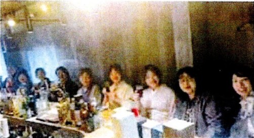 テーブルを囲んで和やかに談笑する着物姿の参加者たち