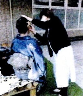参加者の着付けや髪飾りを丁寧にサポートする様子